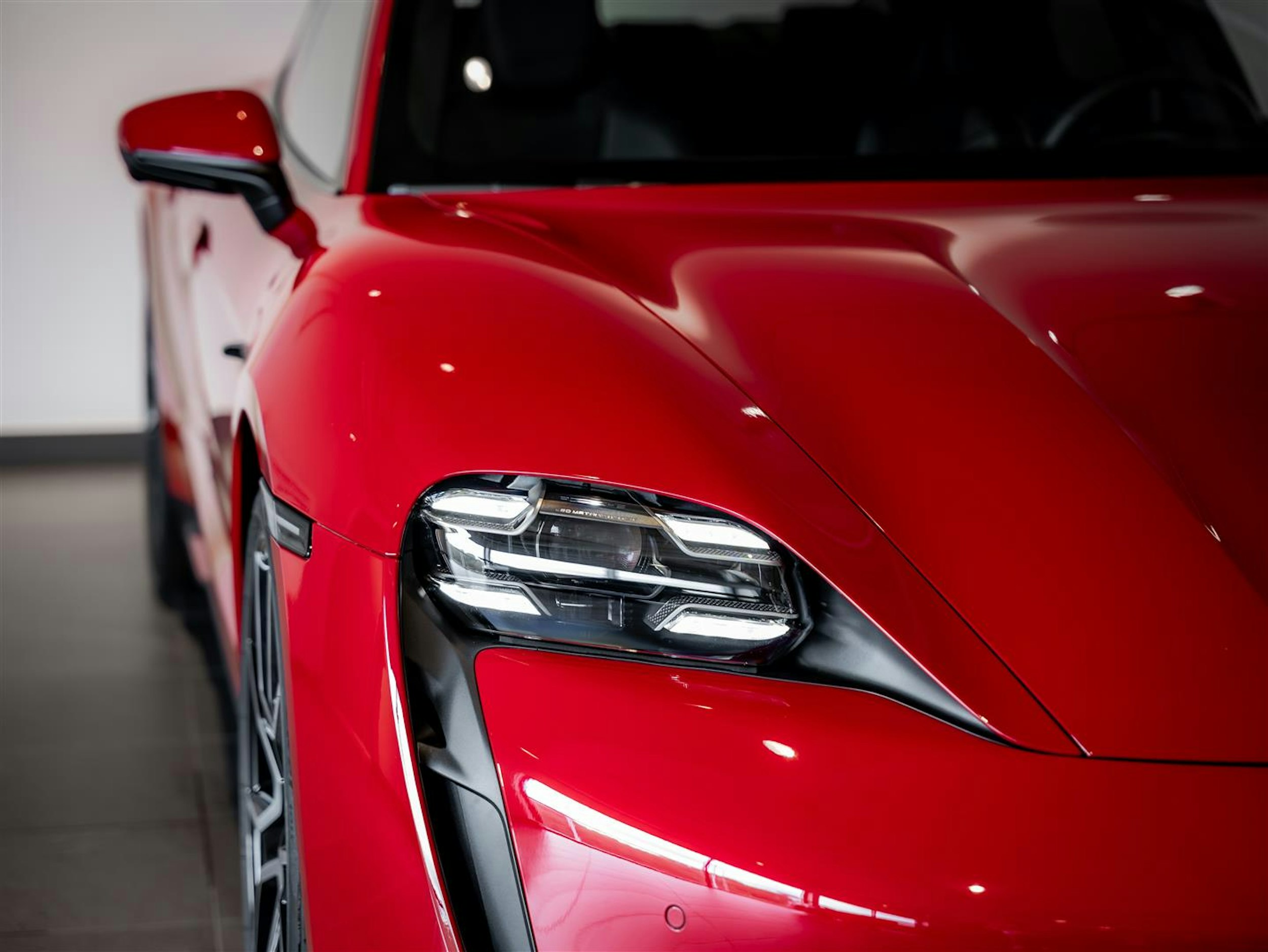 punainen Porsche Taycan 2024 kuva 3.