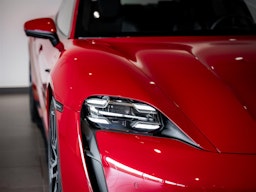 punainen Porsche Taycan 2024 kuva 3.