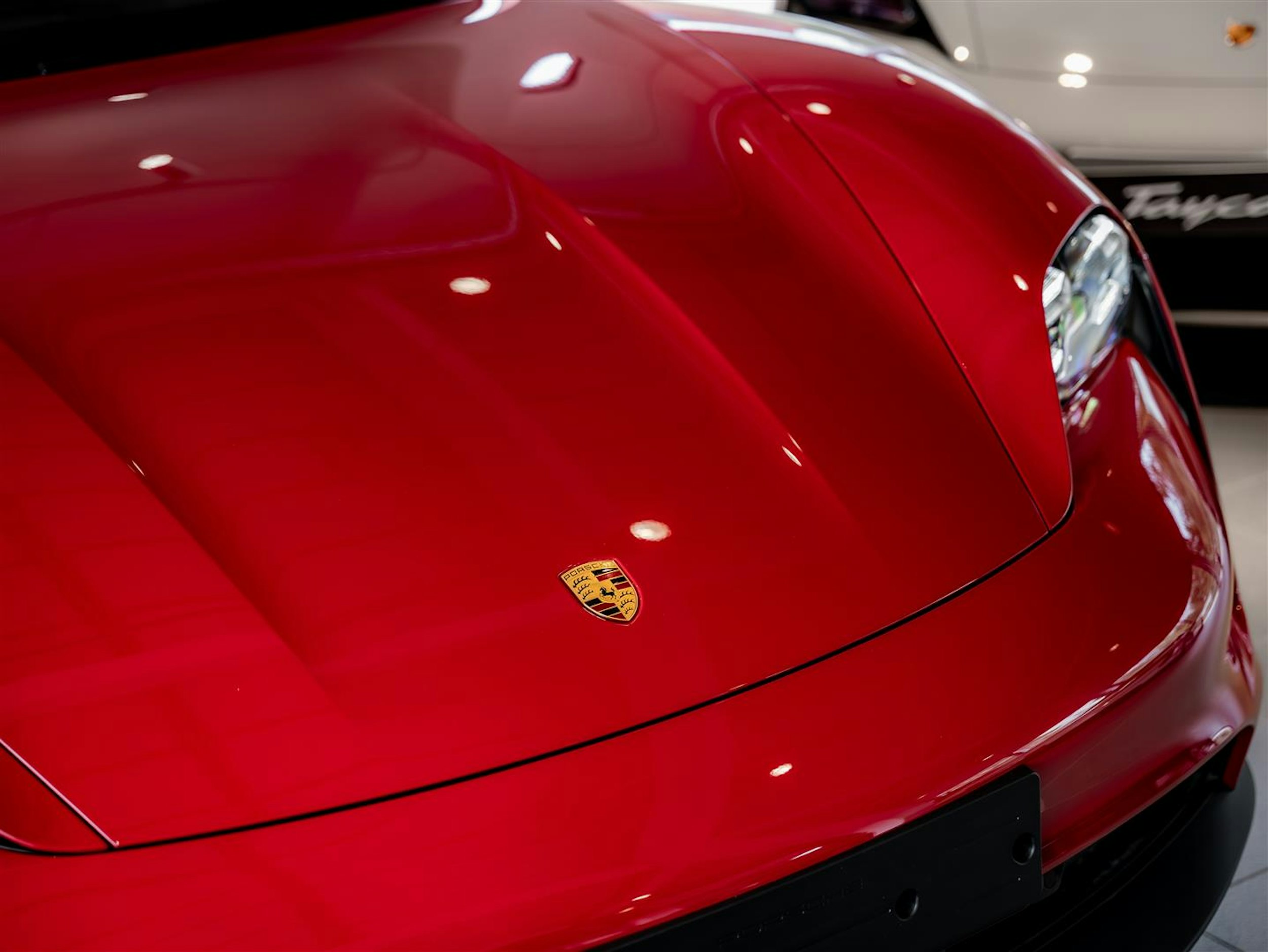 punainen Porsche Taycan 2024 kuva 4.