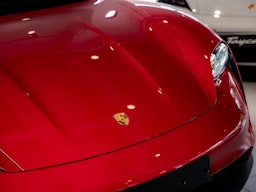 punainen Porsche Taycan 2024 kuva 4.