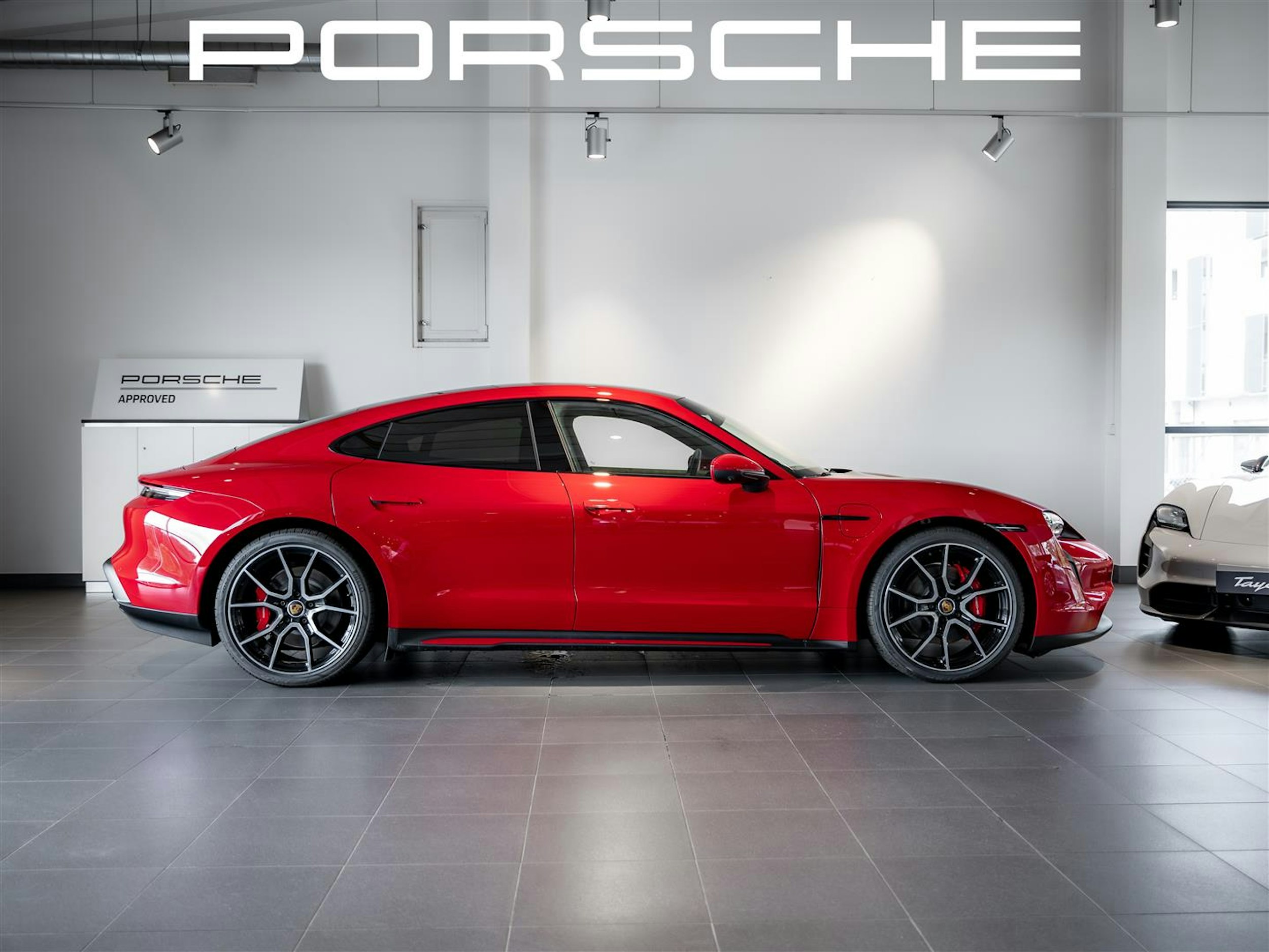 punainen Porsche Taycan 2024 kuva 5.