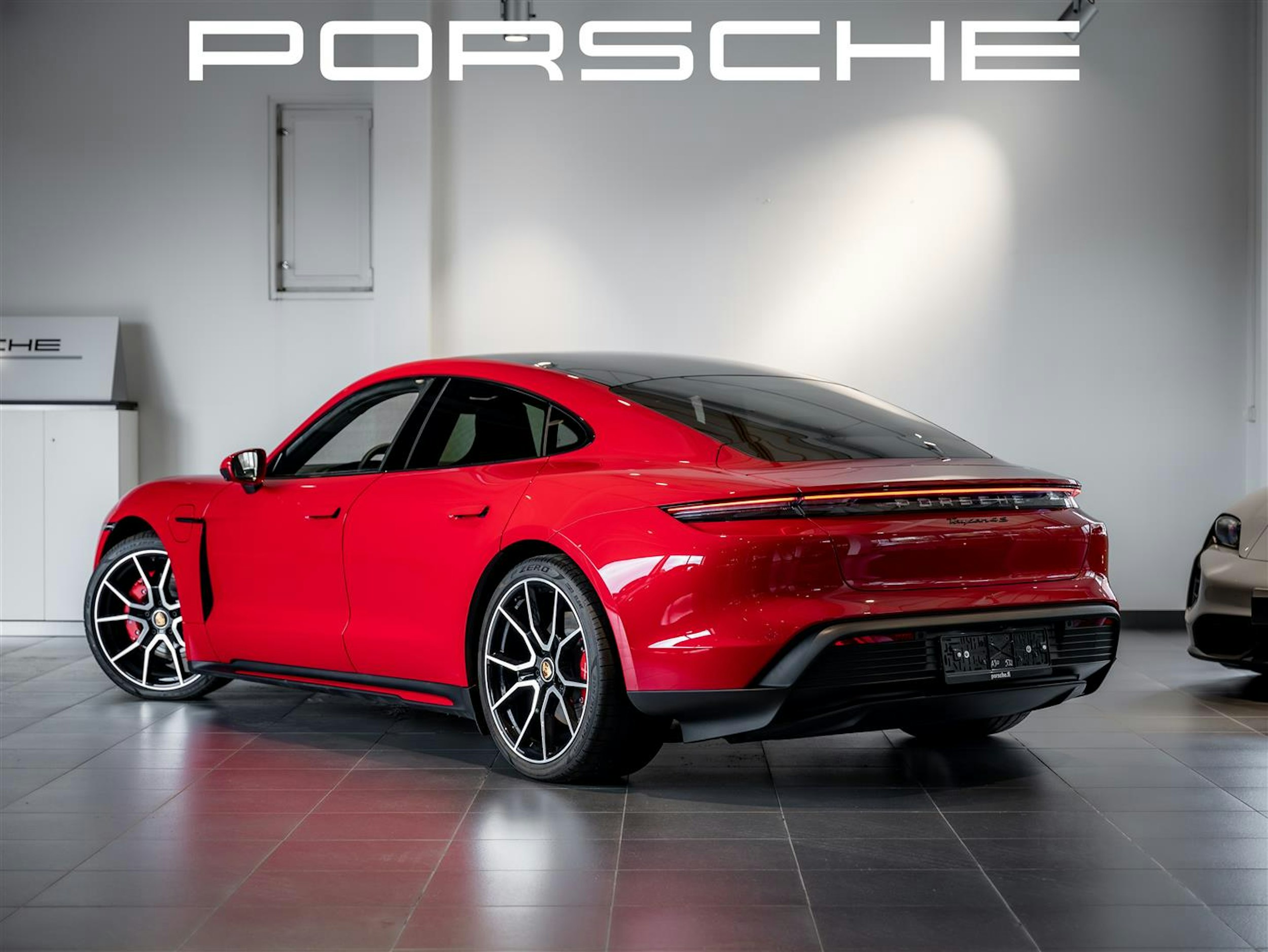 punainen Porsche Taycan 2024 kuva 6.