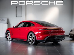punainen Porsche Taycan 2024 kuva 6.
