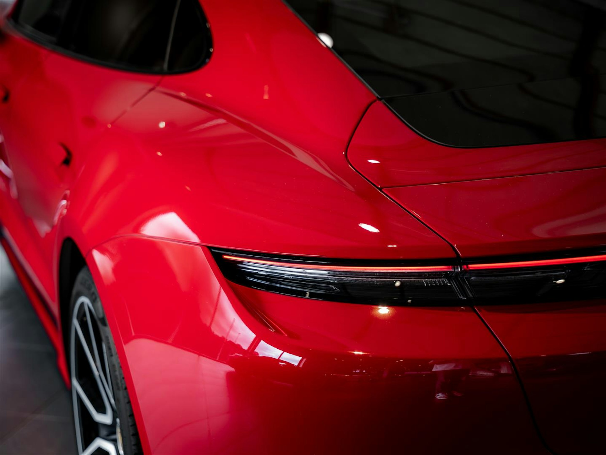 punainen Porsche Taycan 2024 kuva 7.