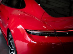 punainen Porsche Taycan 2024 kuva 7.