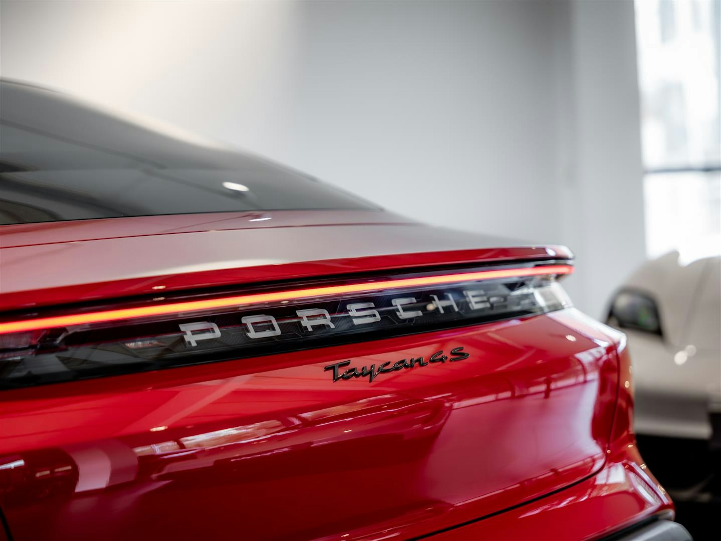 punainen Porsche Taycan 2024 kuva 8.