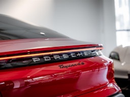 punainen Porsche Taycan 2024 kuva 8.
