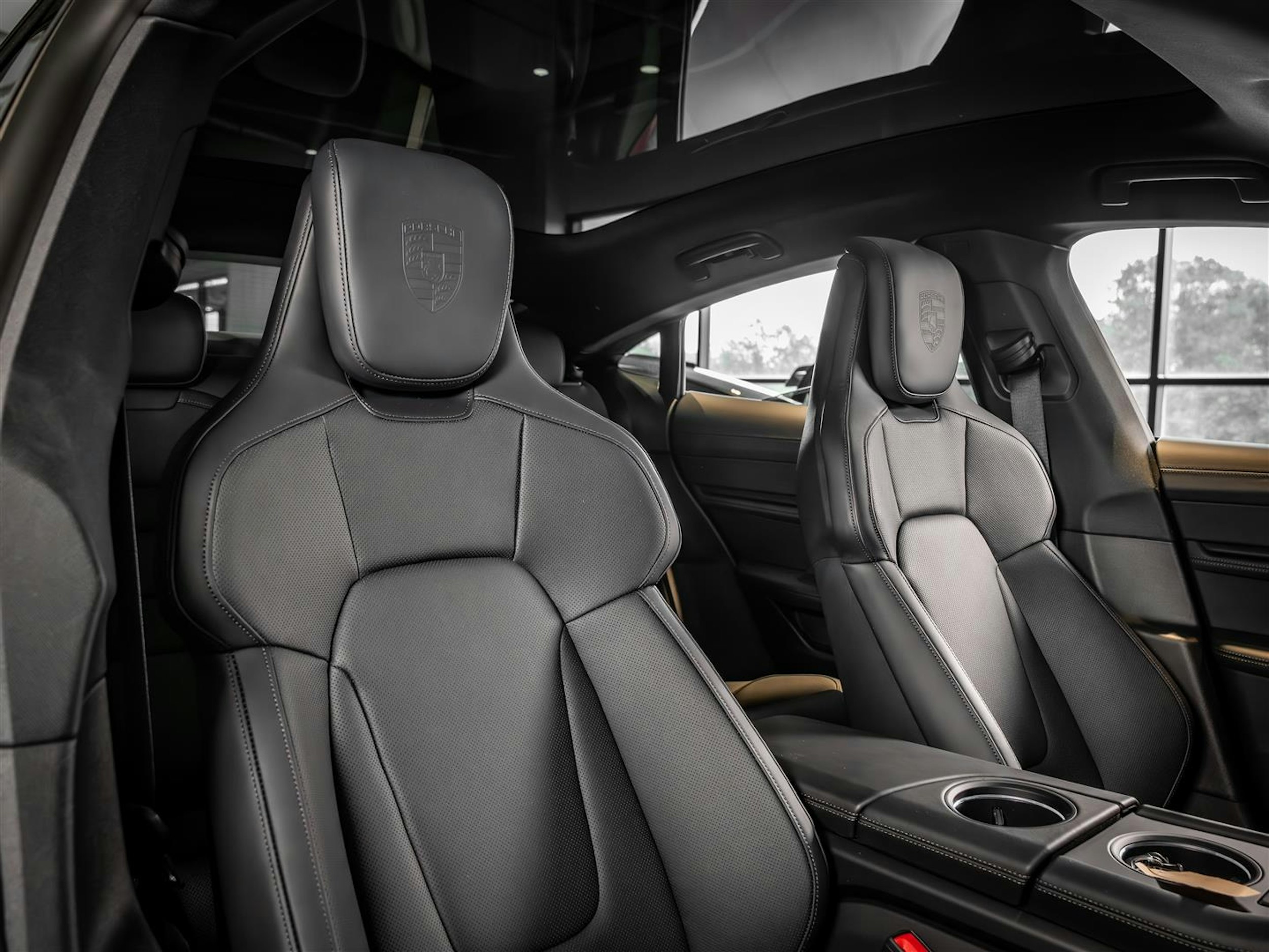 punainen Porsche Taycan 2024 kuva 9.