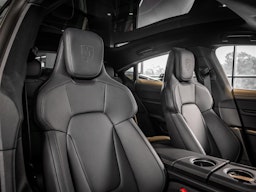 punainen Porsche Taycan 2024 kuva 9.