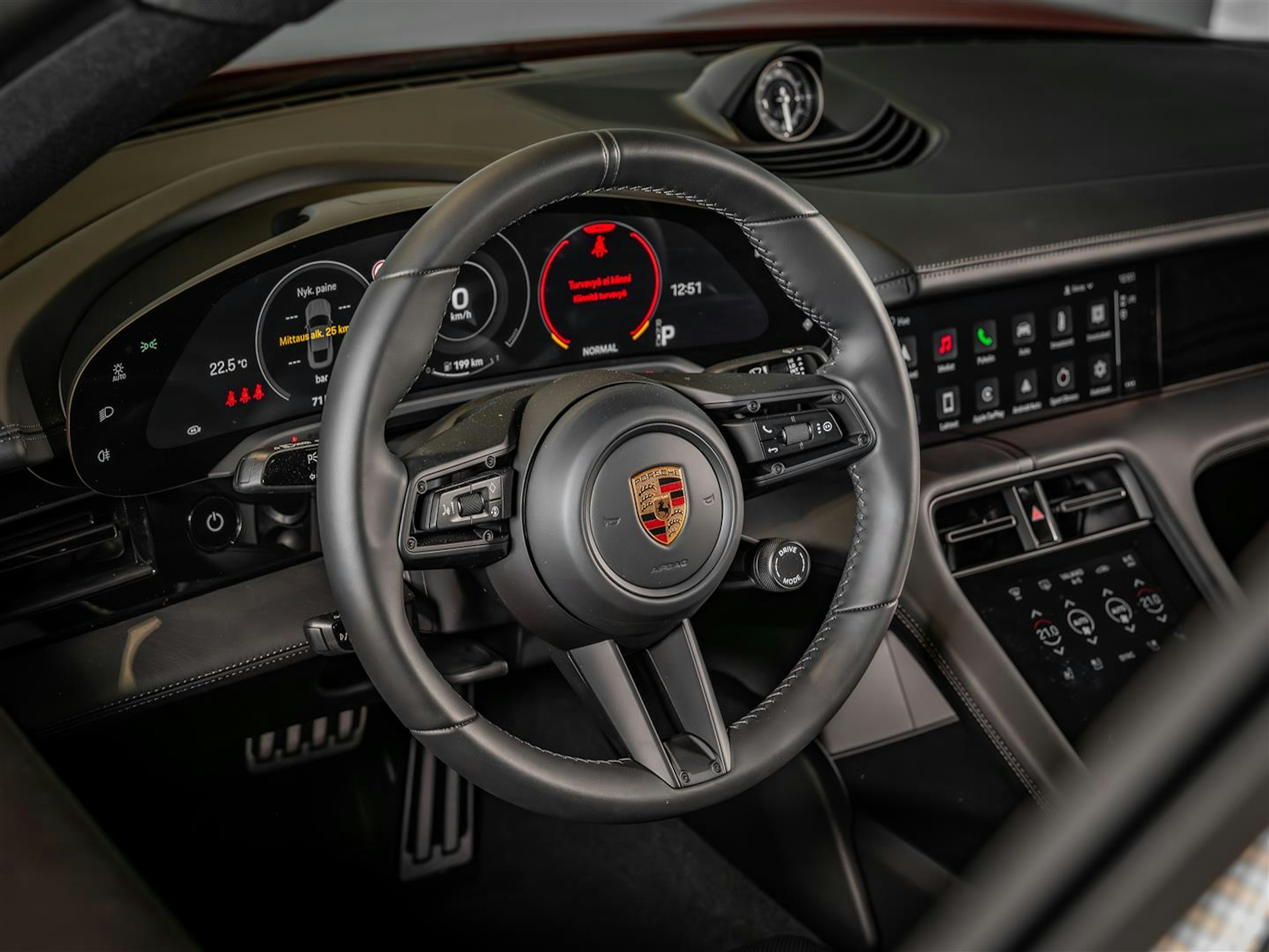 punainen Porsche Taycan 2024 kuva 10.