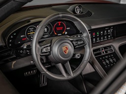 punainen Porsche Taycan 2024 kuva 10.