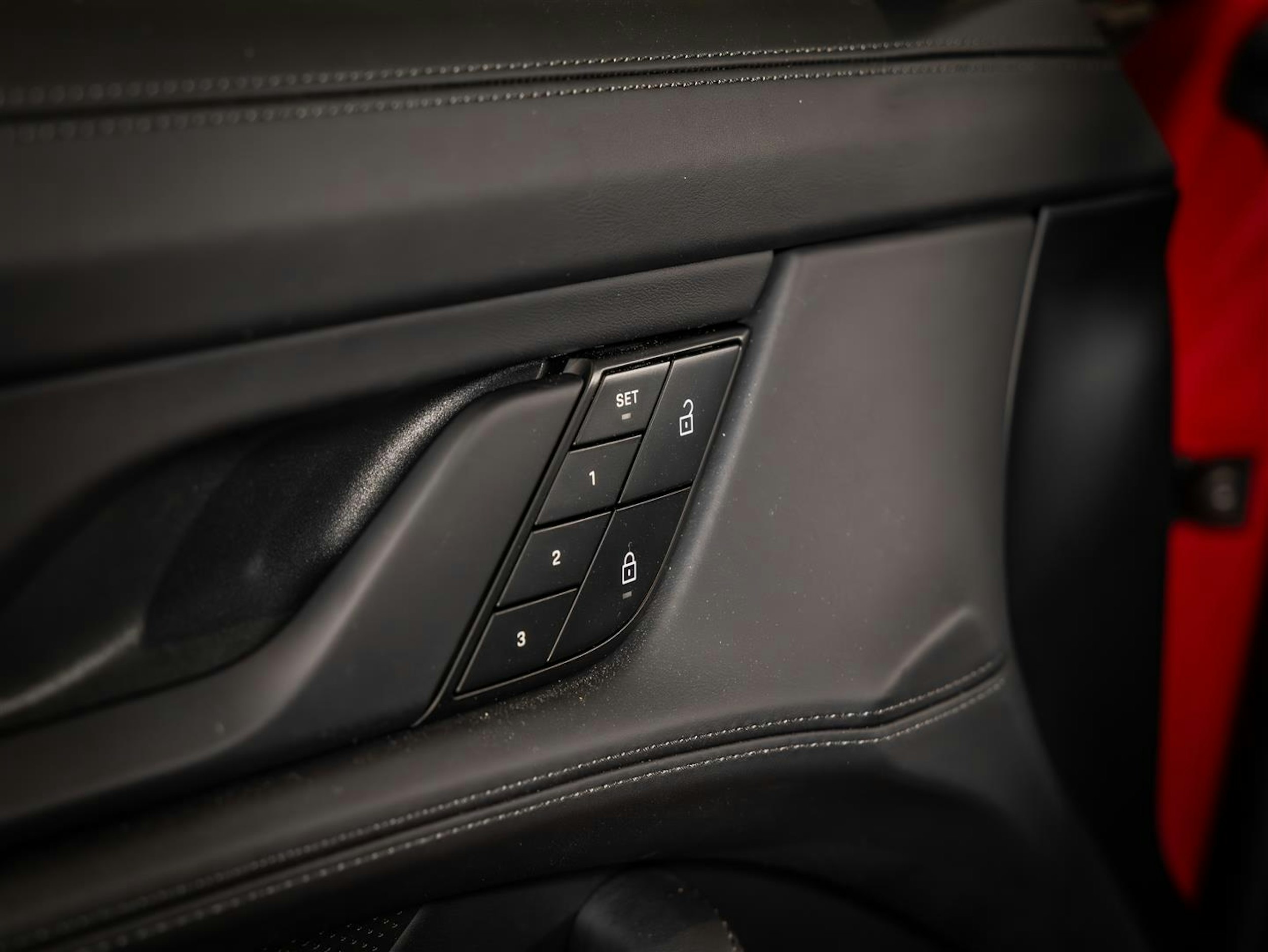 punainen Porsche Taycan 2024 kuva 11.