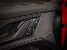 punainen Porsche Taycan 2024 kuva 11.