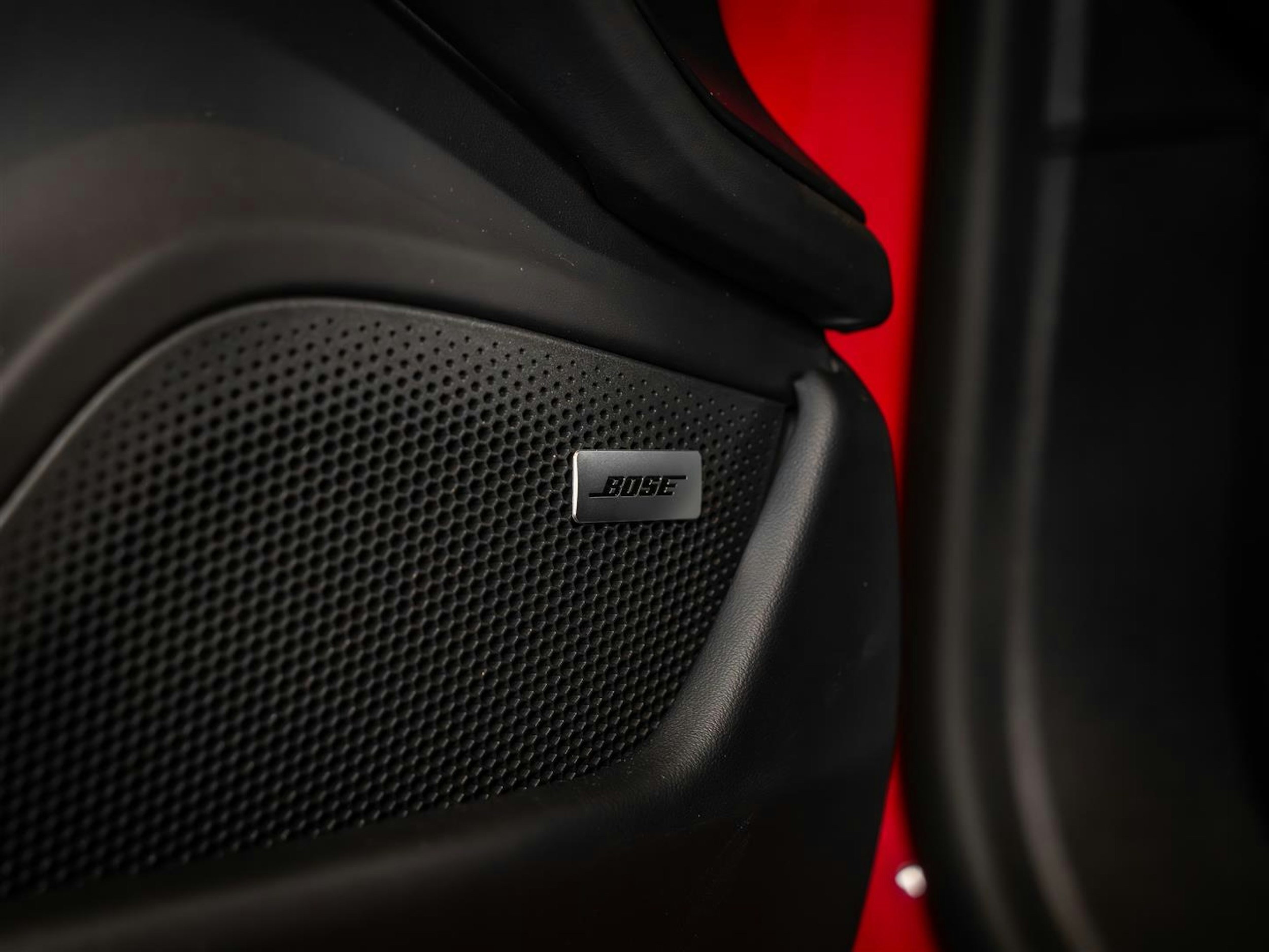 punainen Porsche Taycan 2024 kuva 12.