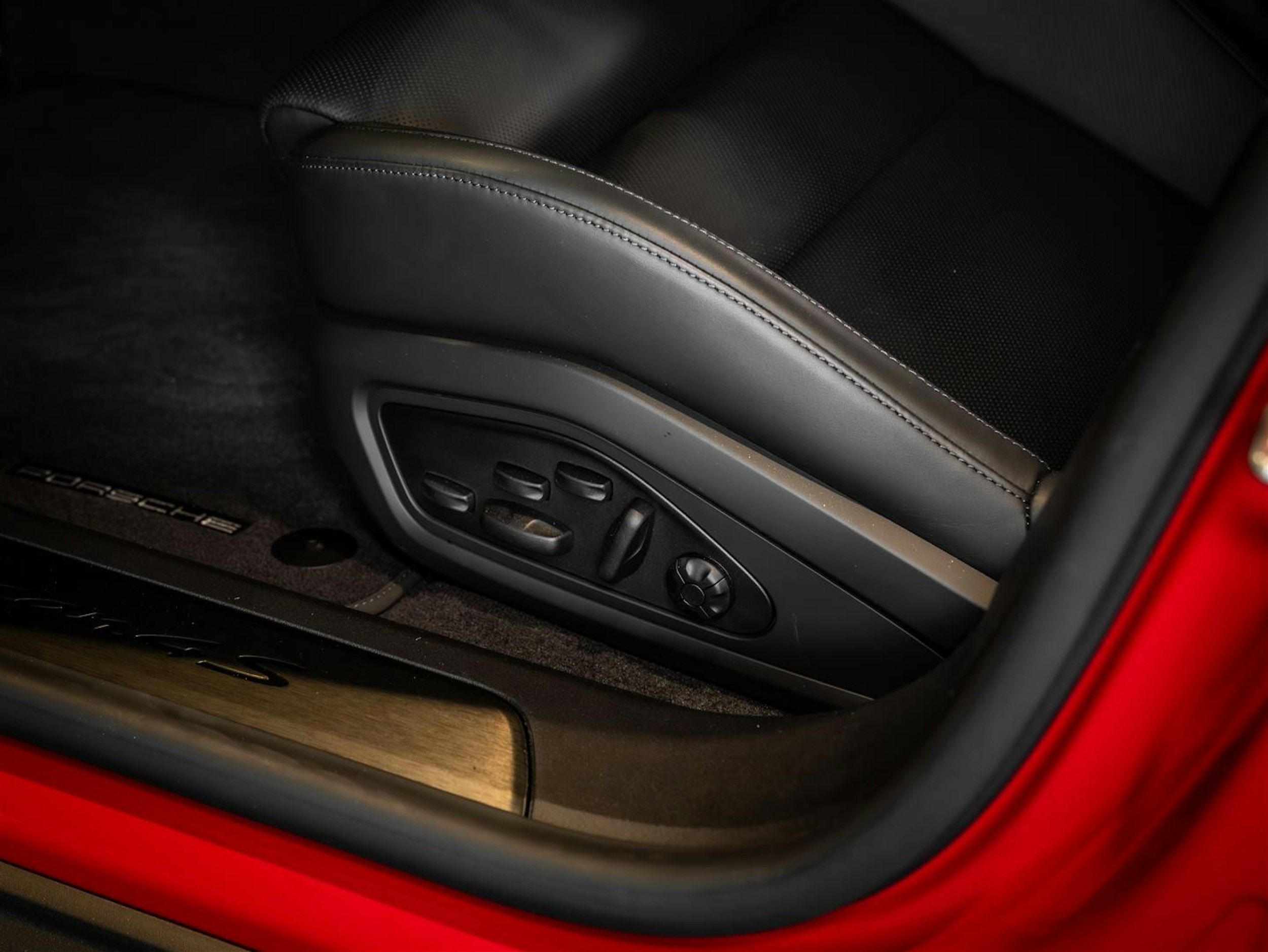 punainen Porsche Taycan 2024 kuva 13.
