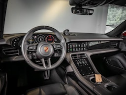 punainen Porsche Taycan 2024 kuva 14.