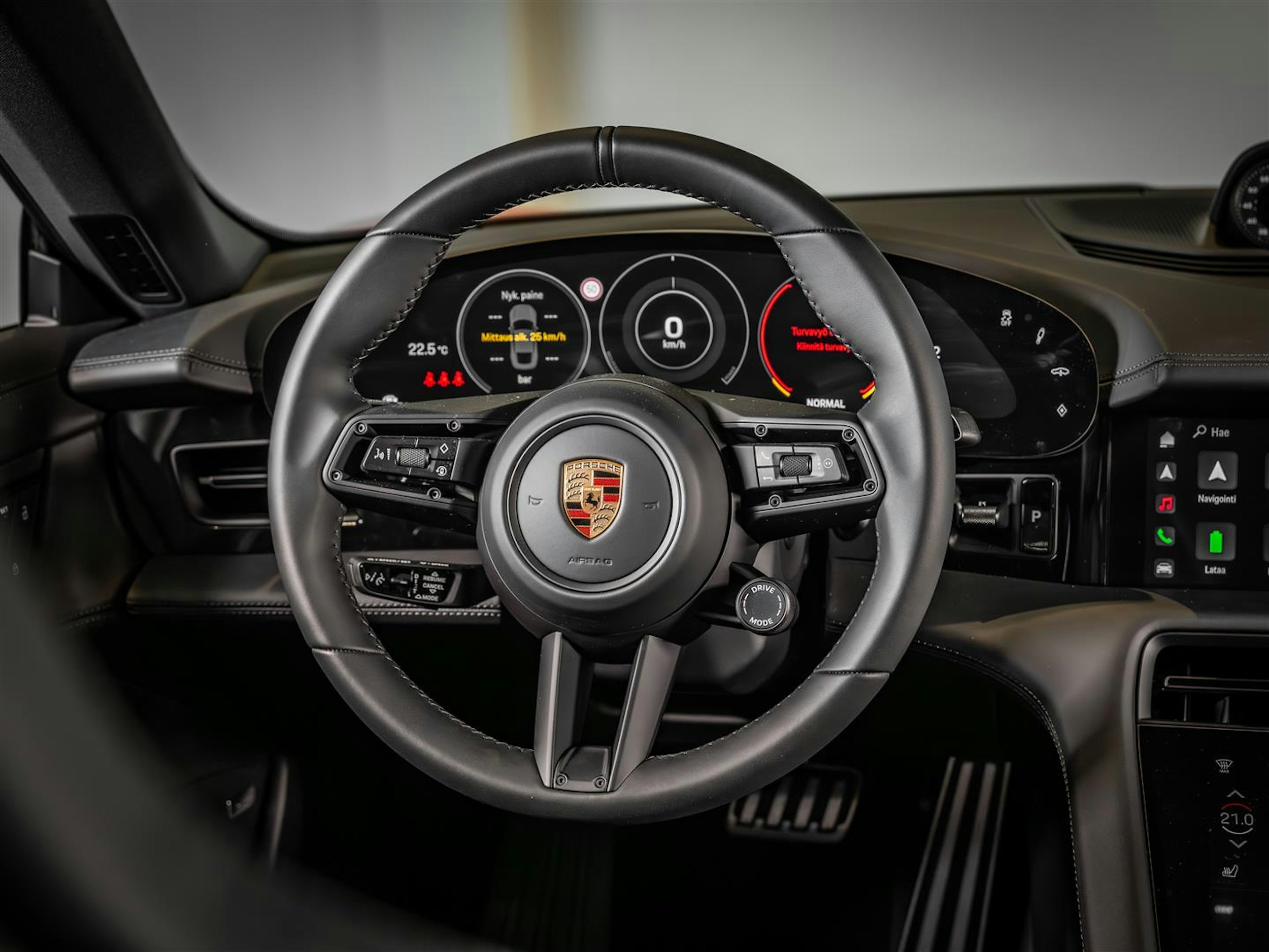 punainen Porsche Taycan 2024 kuva 15.