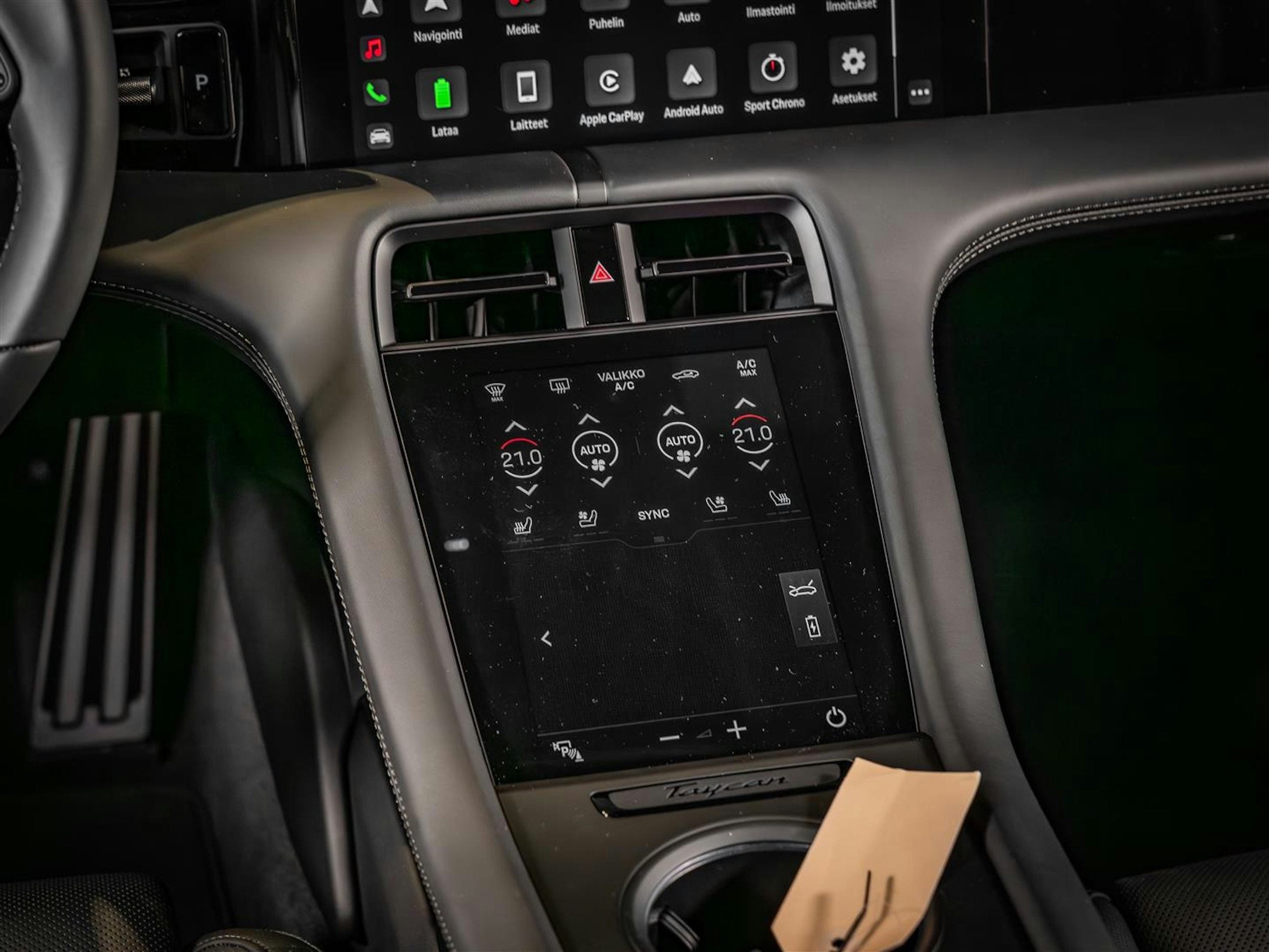 punainen Porsche Taycan 2024 kuva 16.