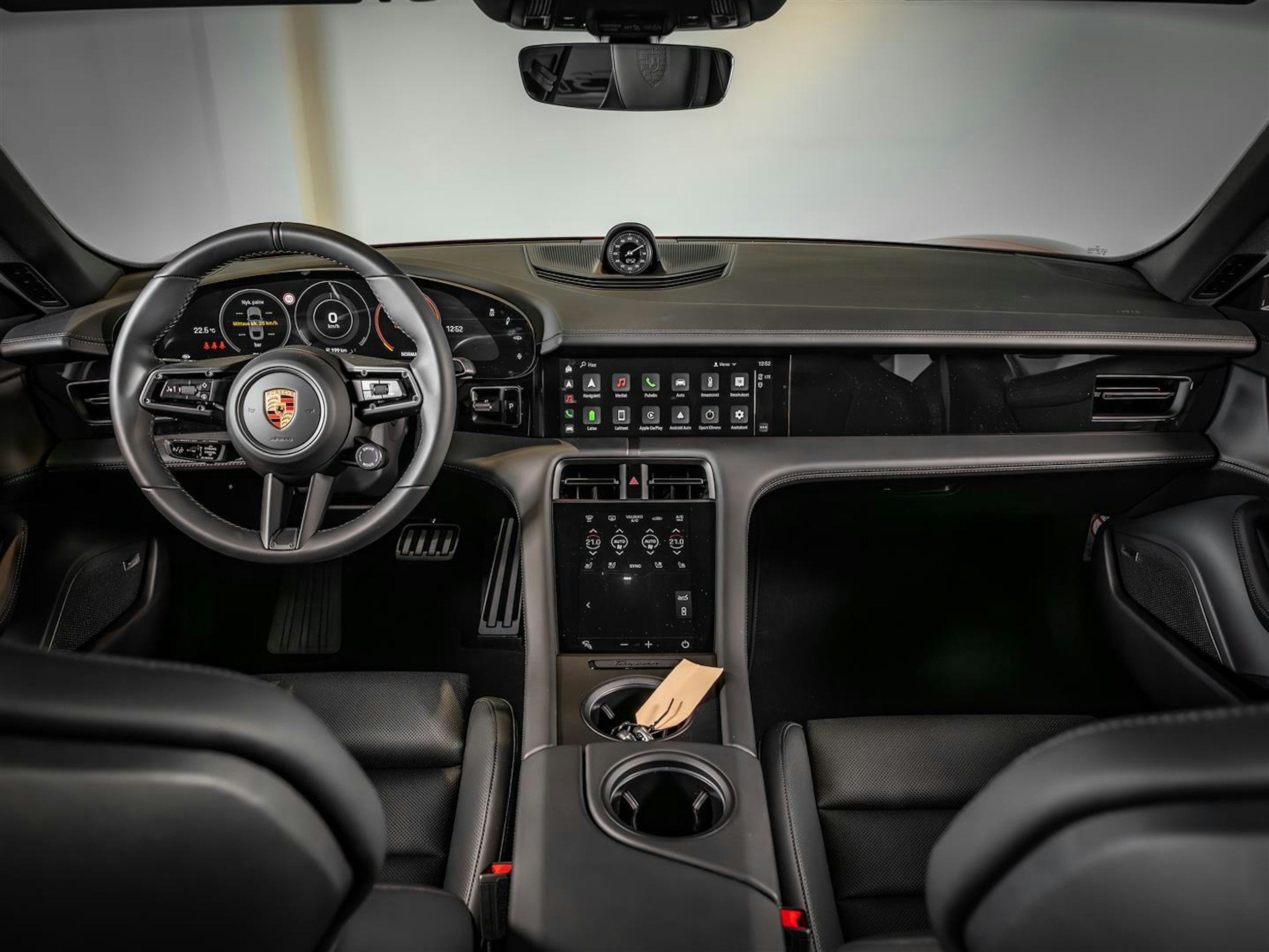 punainen Porsche Taycan 2024 kuva 17.
