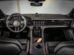 punainen Porsche Taycan 2024 kuva 17.