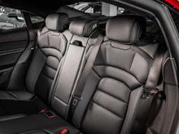 punainen Porsche Taycan 2024 kuva 18.