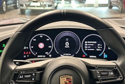 violetti Porsche Taycan 2024 kuva 13.