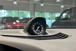 violetti Porsche Taycan 2024 kuva 18.