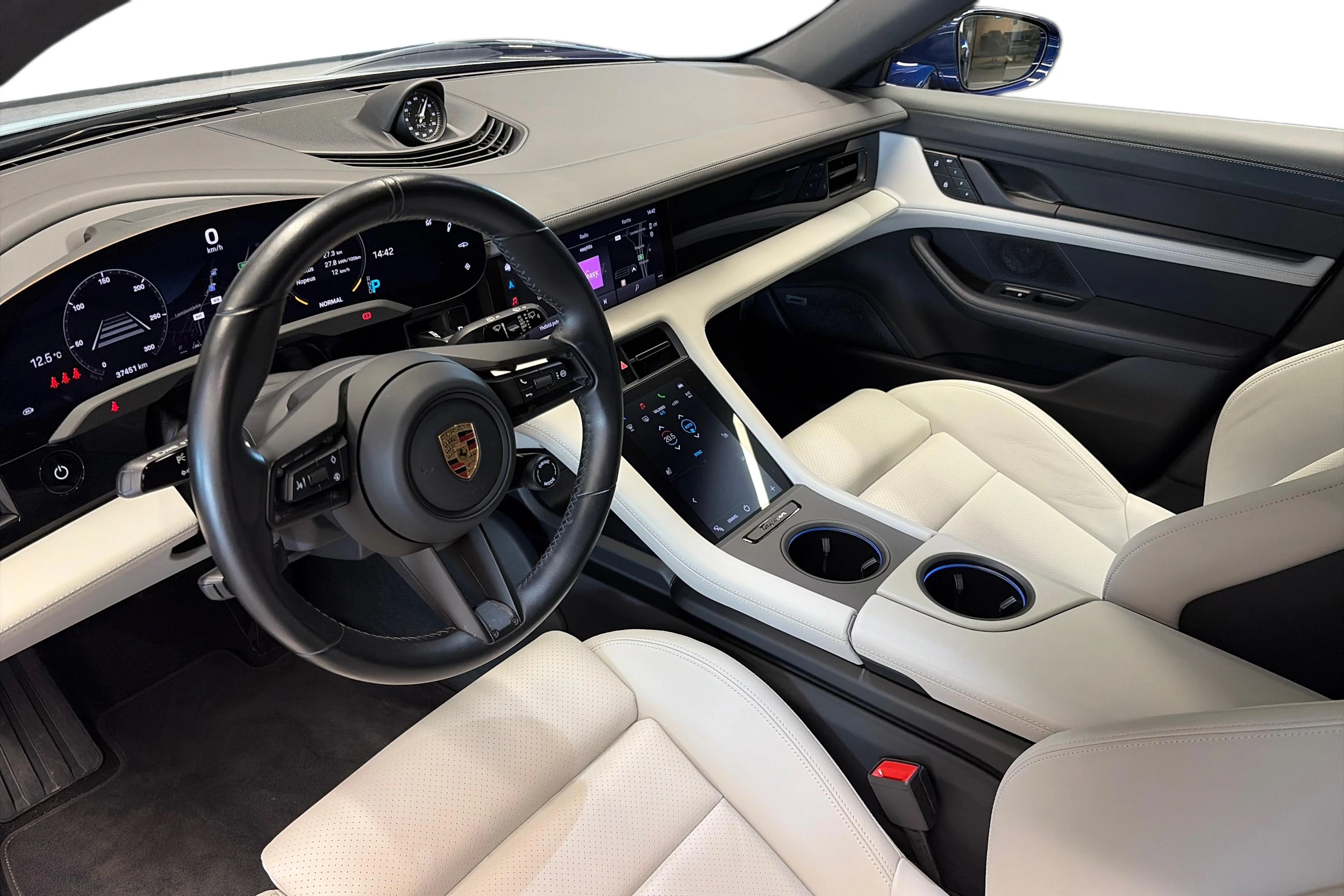 sininen Porsche Taycan 2023 kuva 6.
