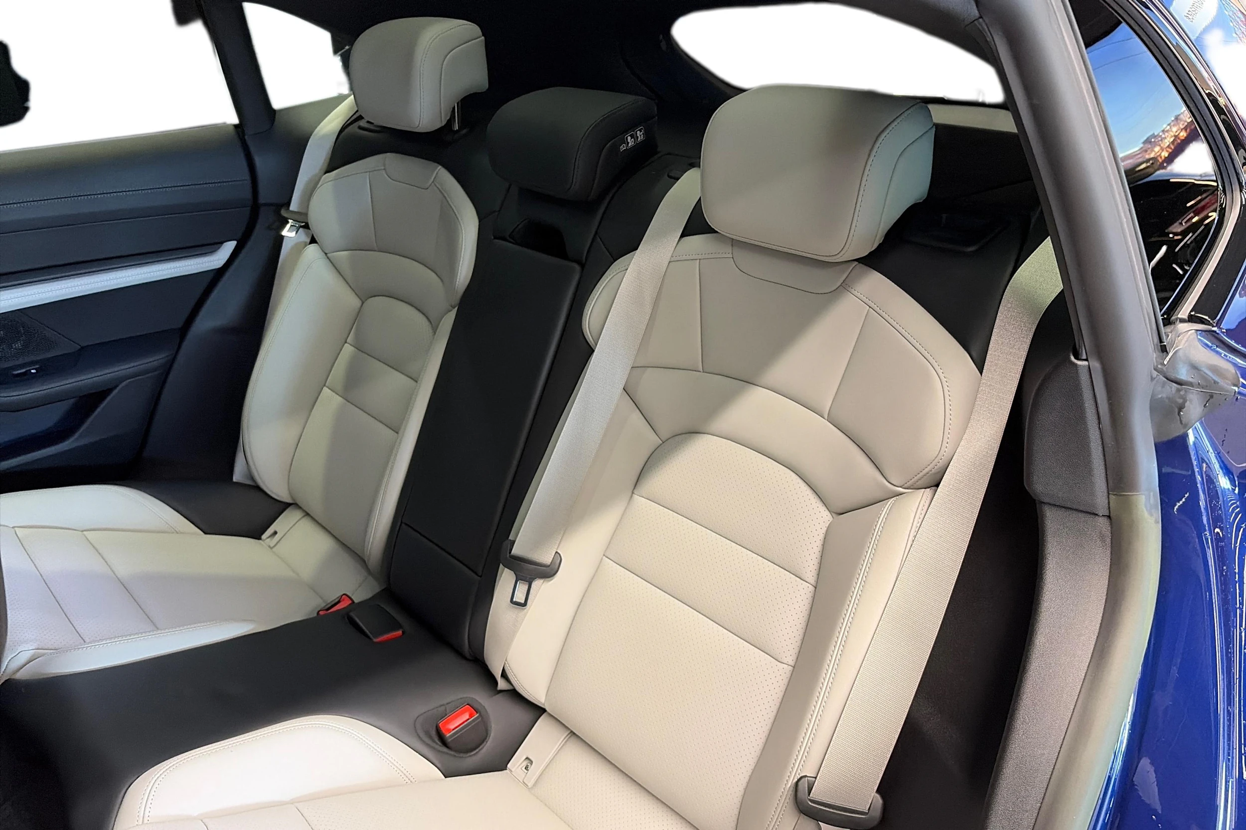 sininen Porsche Taycan 2023 kuva 8.