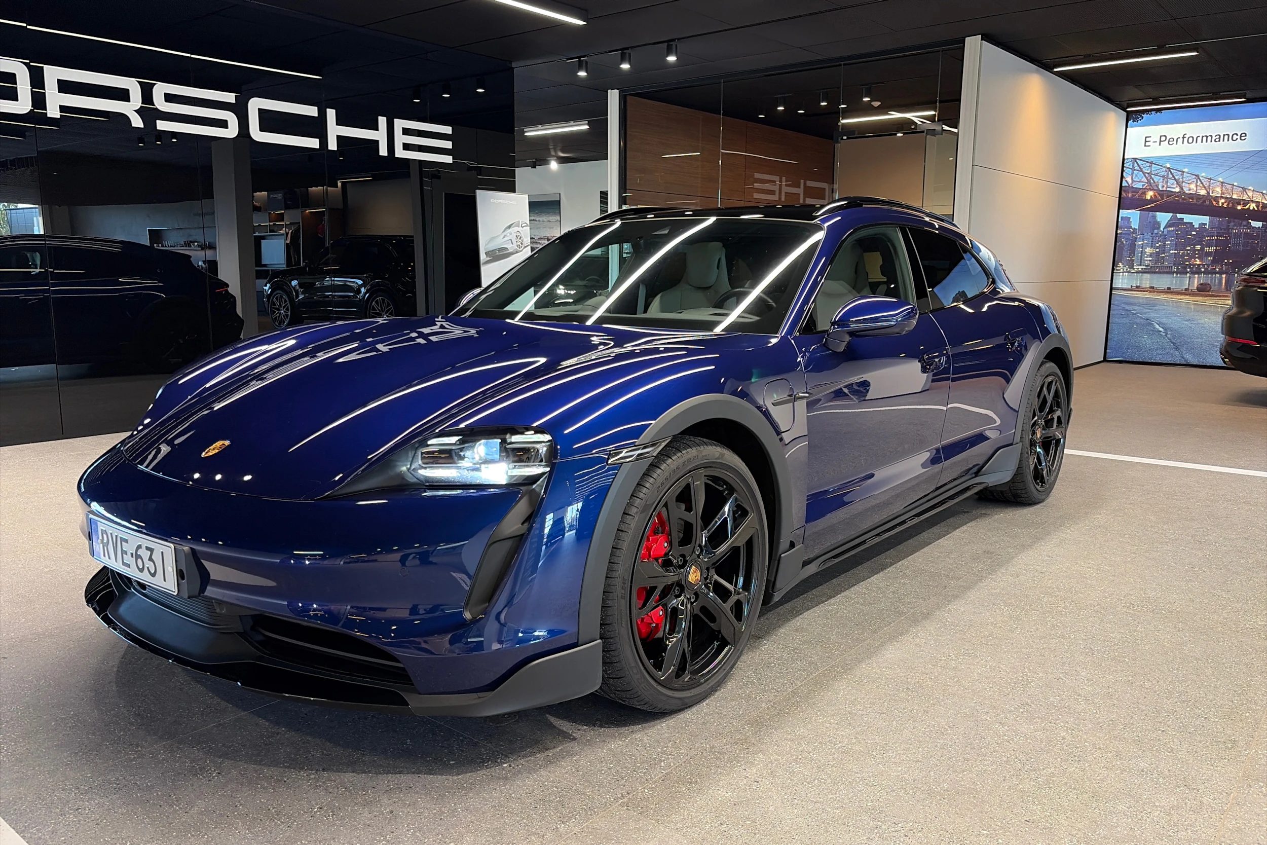 sininen Porsche Taycan 2023 kuva 10.