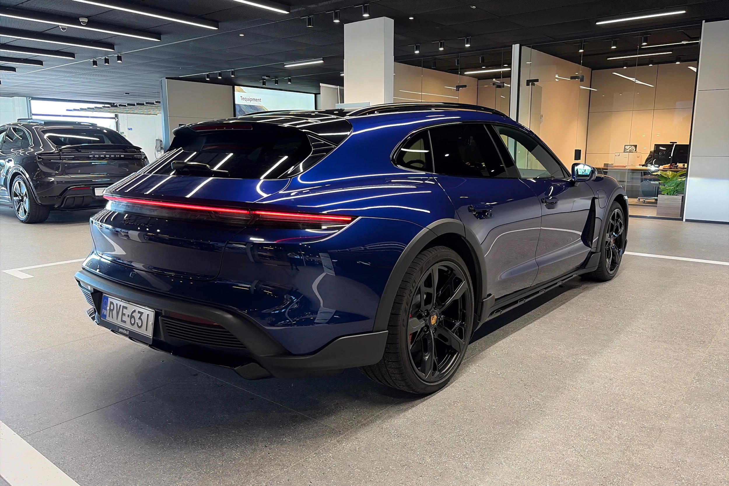 sininen Porsche Taycan 2023 kuva 11.