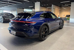 sininen Porsche Taycan 2023 kuva 11.