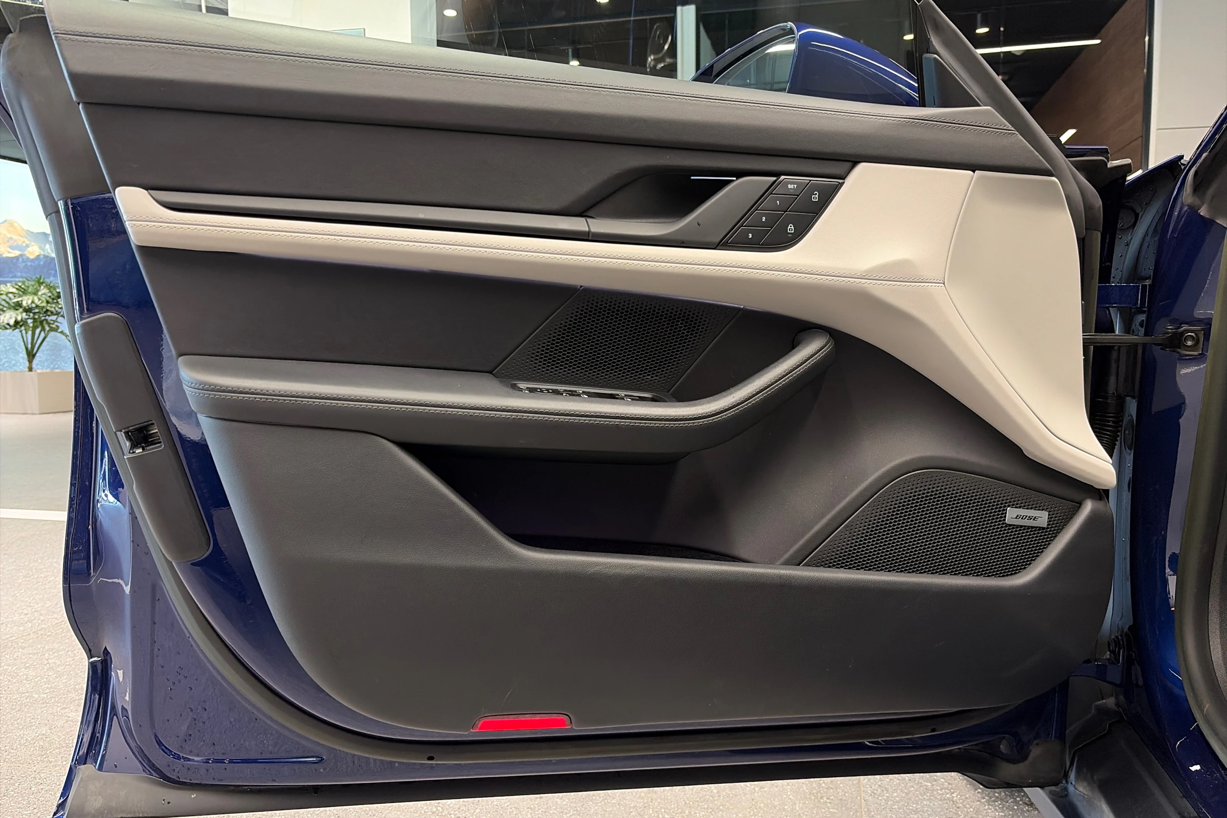 sininen Porsche Taycan 2023 kuva 12.