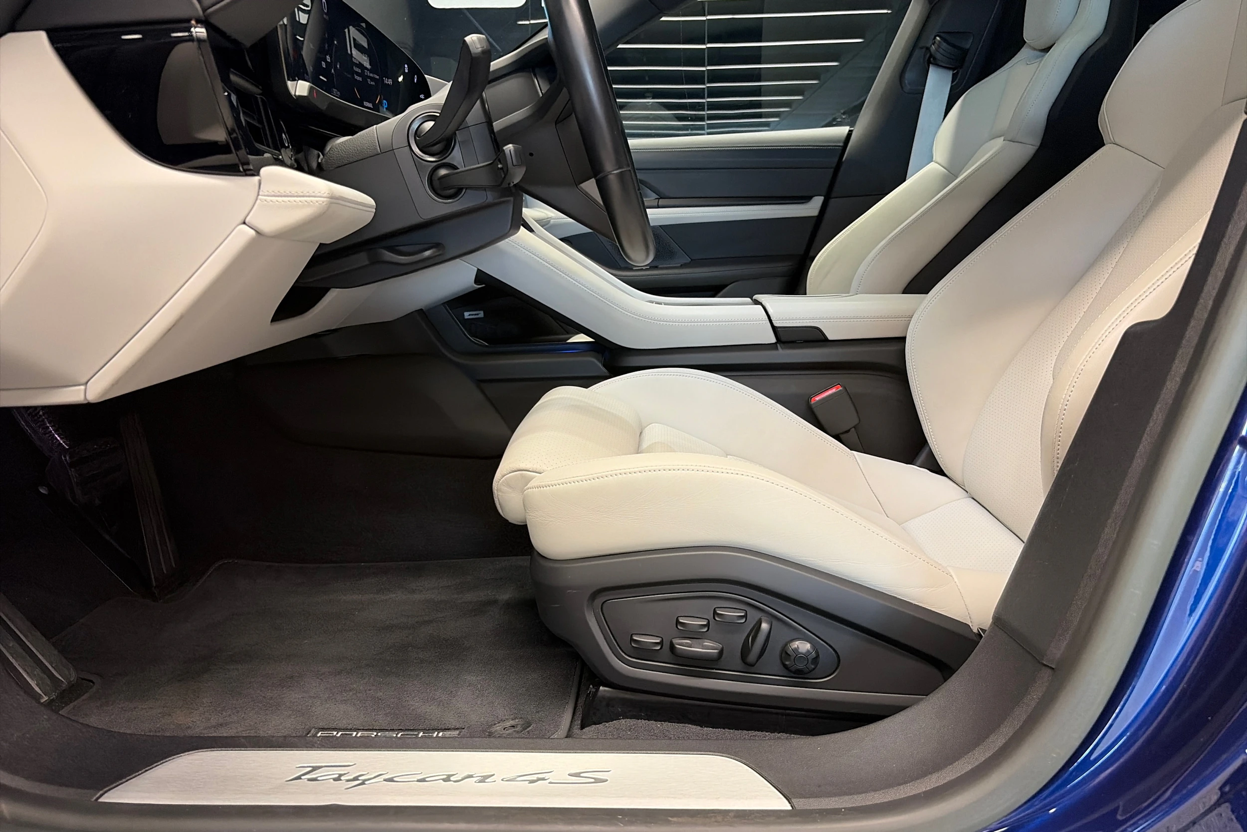 sininen Porsche Taycan 2023 kuva 13.