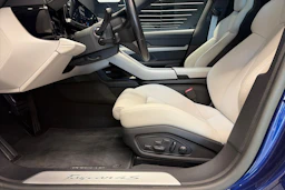sininen Porsche Taycan 2023 kuva 13.