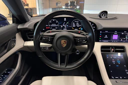 sininen Porsche Taycan 2023 kuva 16.