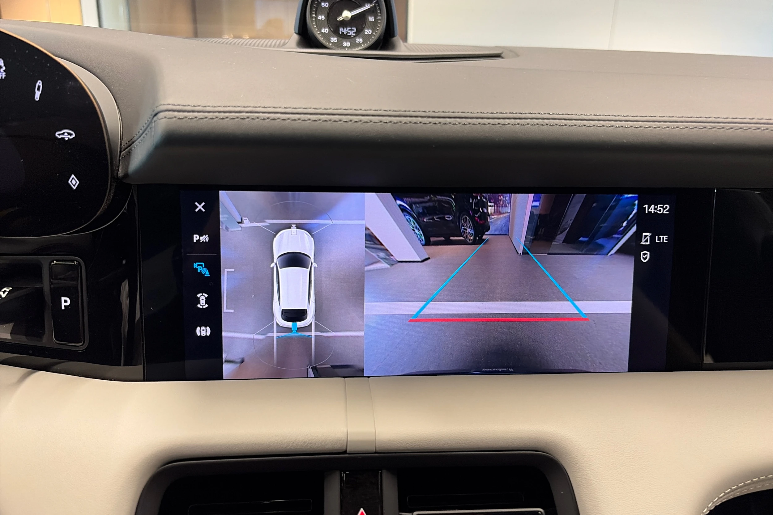 sininen Porsche Taycan 2023 kuva 18.