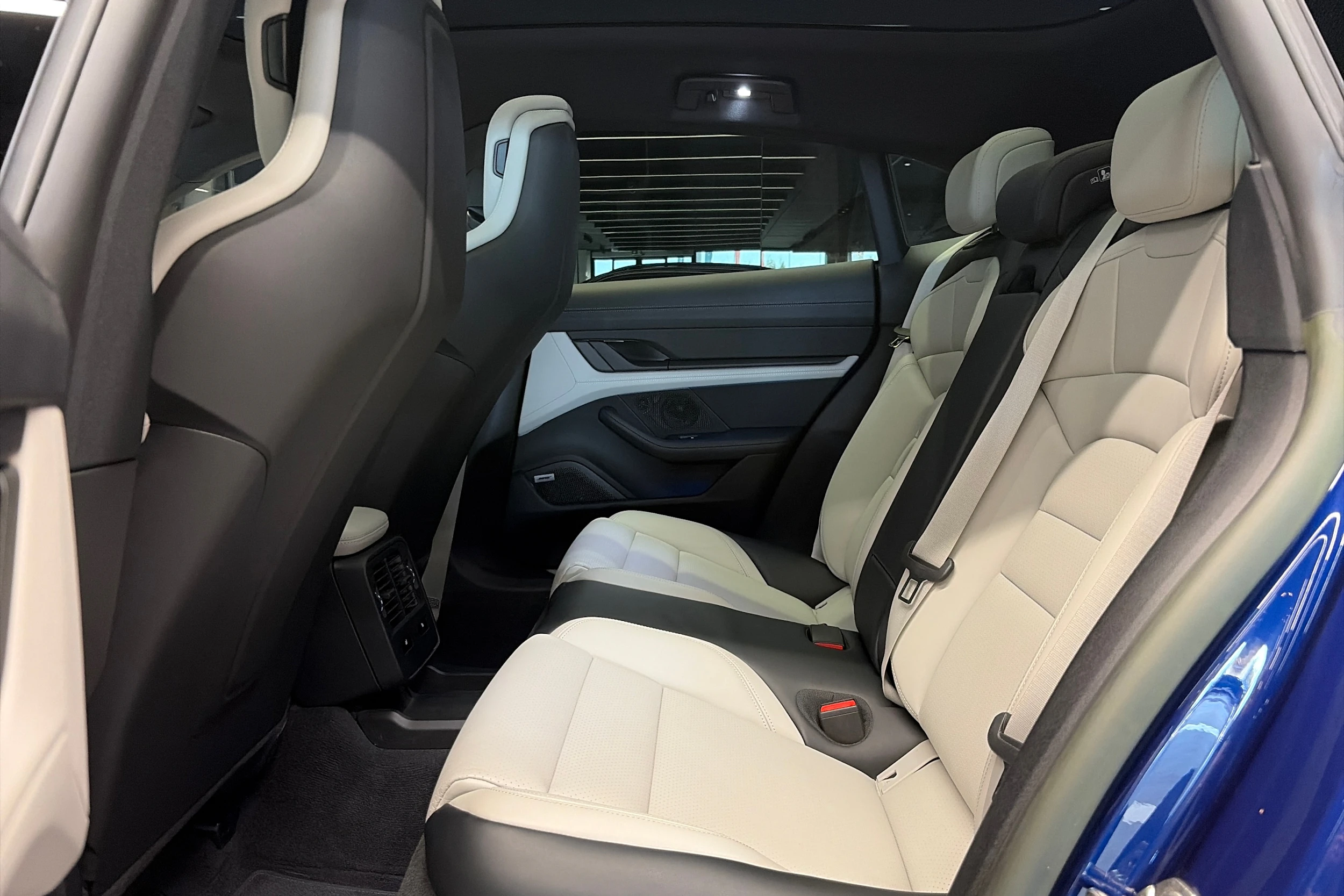 sininen Porsche Taycan 2023 kuva 24.