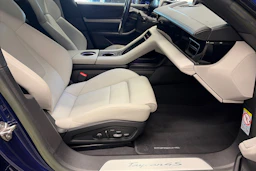sininen Porsche Taycan 2023 kuva 26.
