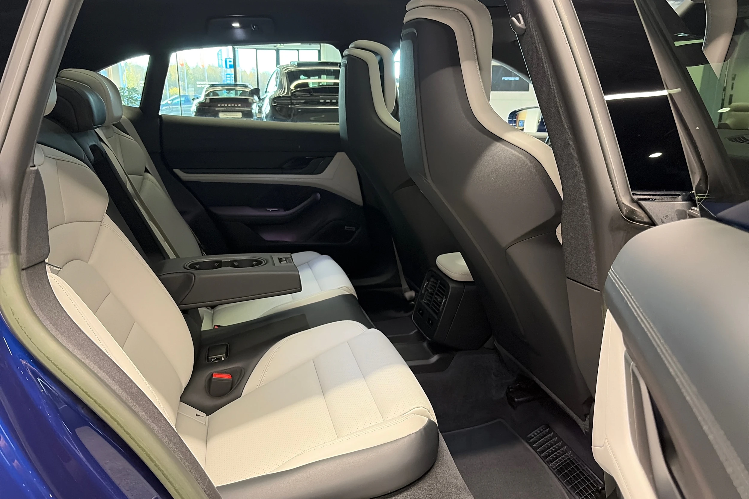 sininen Porsche Taycan 2023 kuva 27.