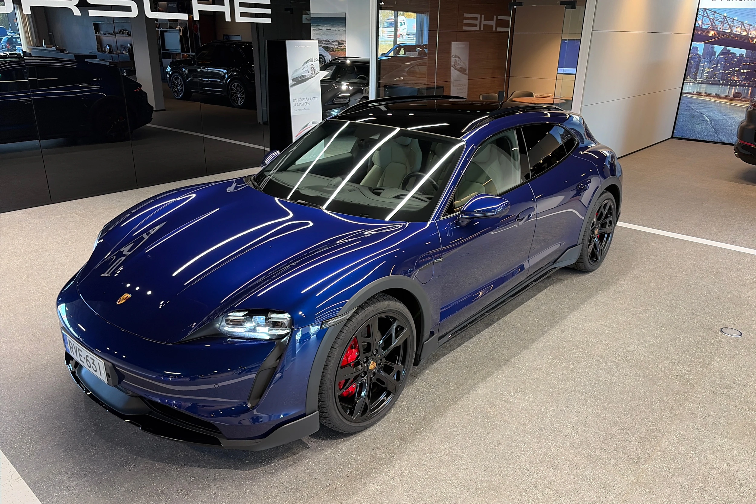 sininen Porsche Taycan 2023 kuva 31.