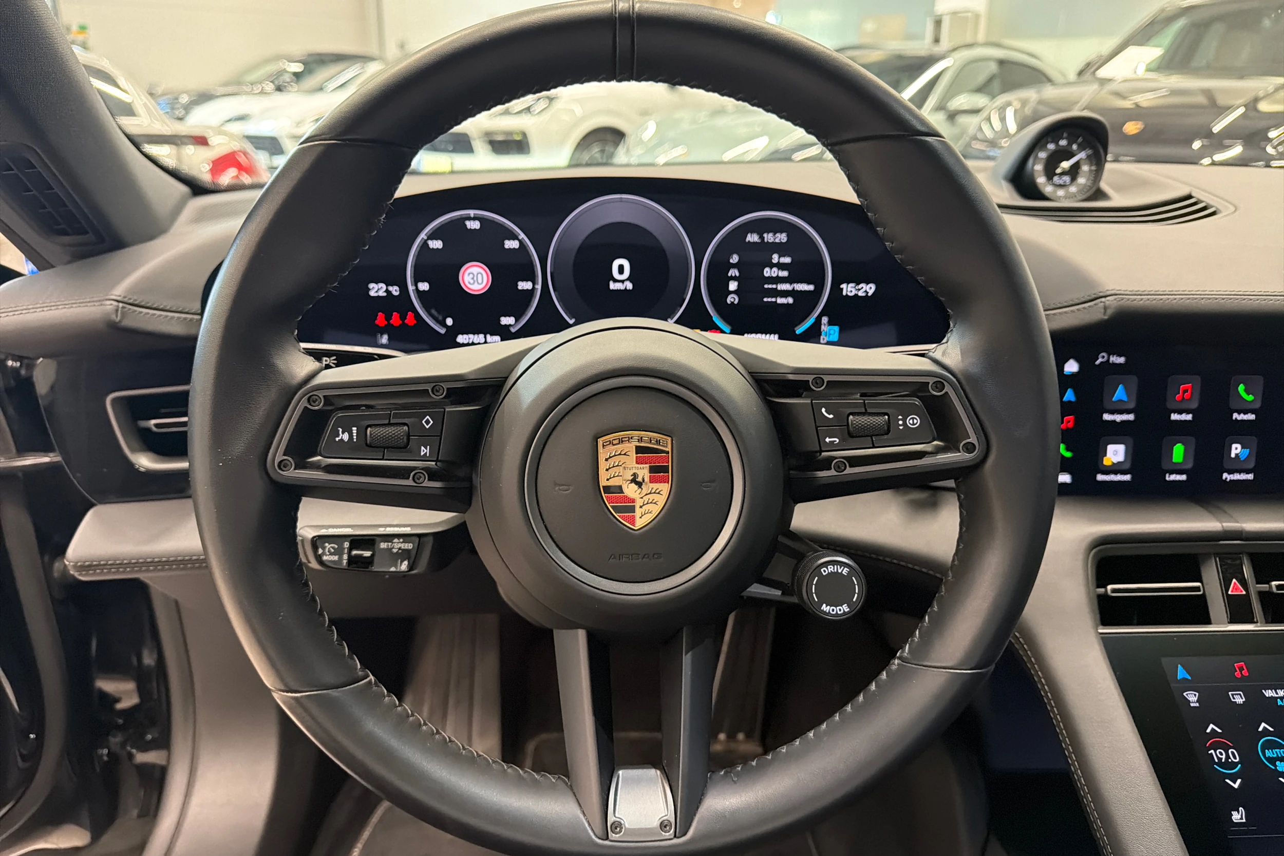 musta Porsche Taycan 2024 kuva 14.