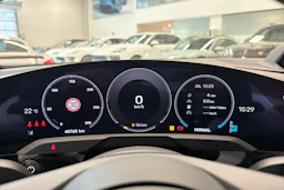 musta Porsche Taycan 2024 kuva 15.