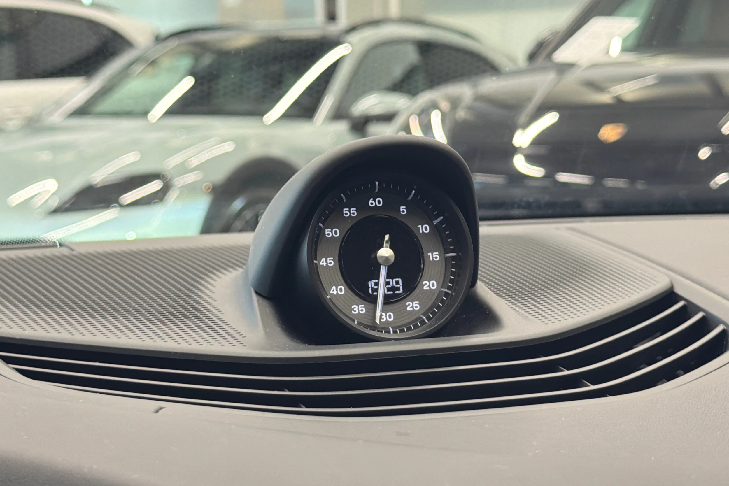 musta Porsche Taycan 2024 kuva 18.
