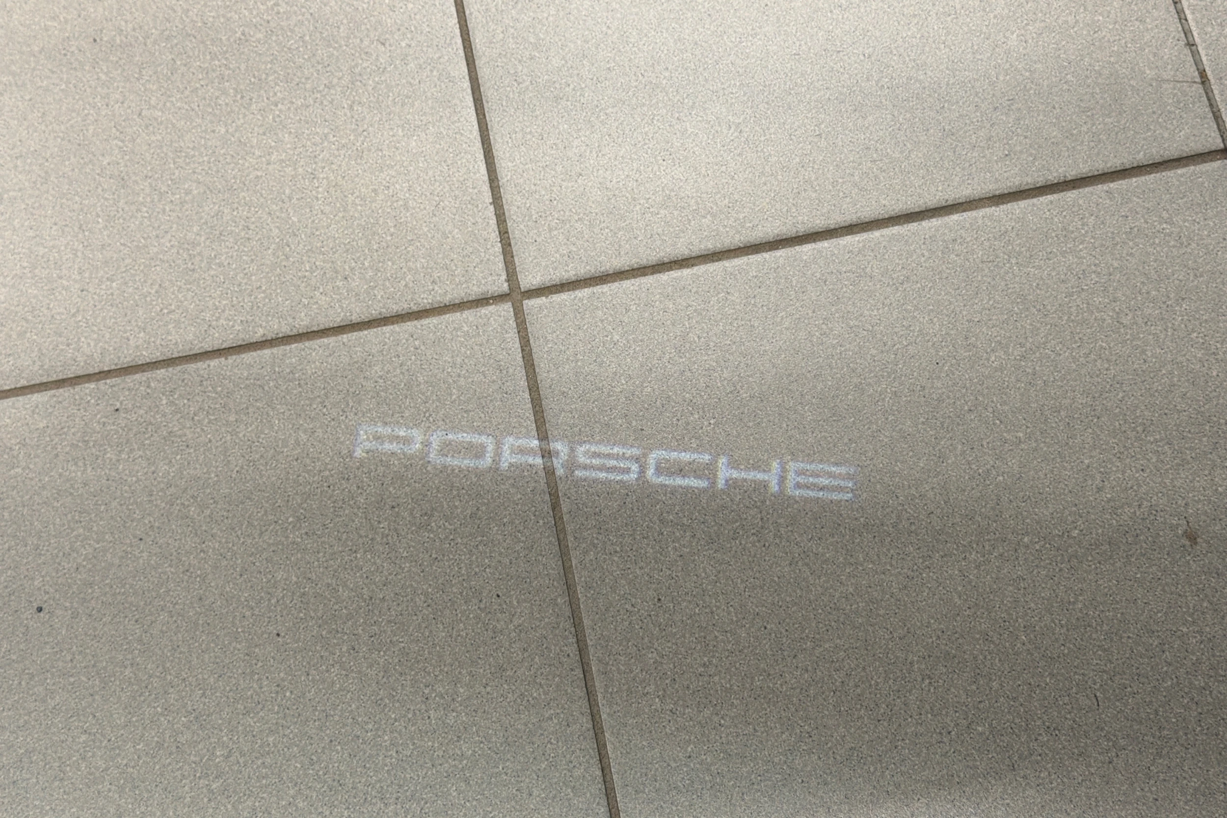 musta Porsche Taycan 2024 kuva 26.