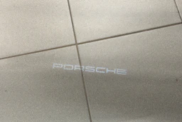 musta Porsche Taycan 2024 kuva 26.