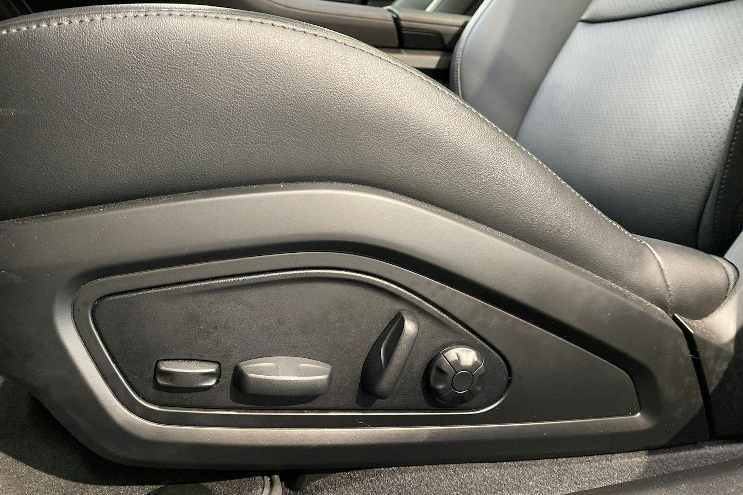 sininen Porsche Taycan 2024 kuva 10.