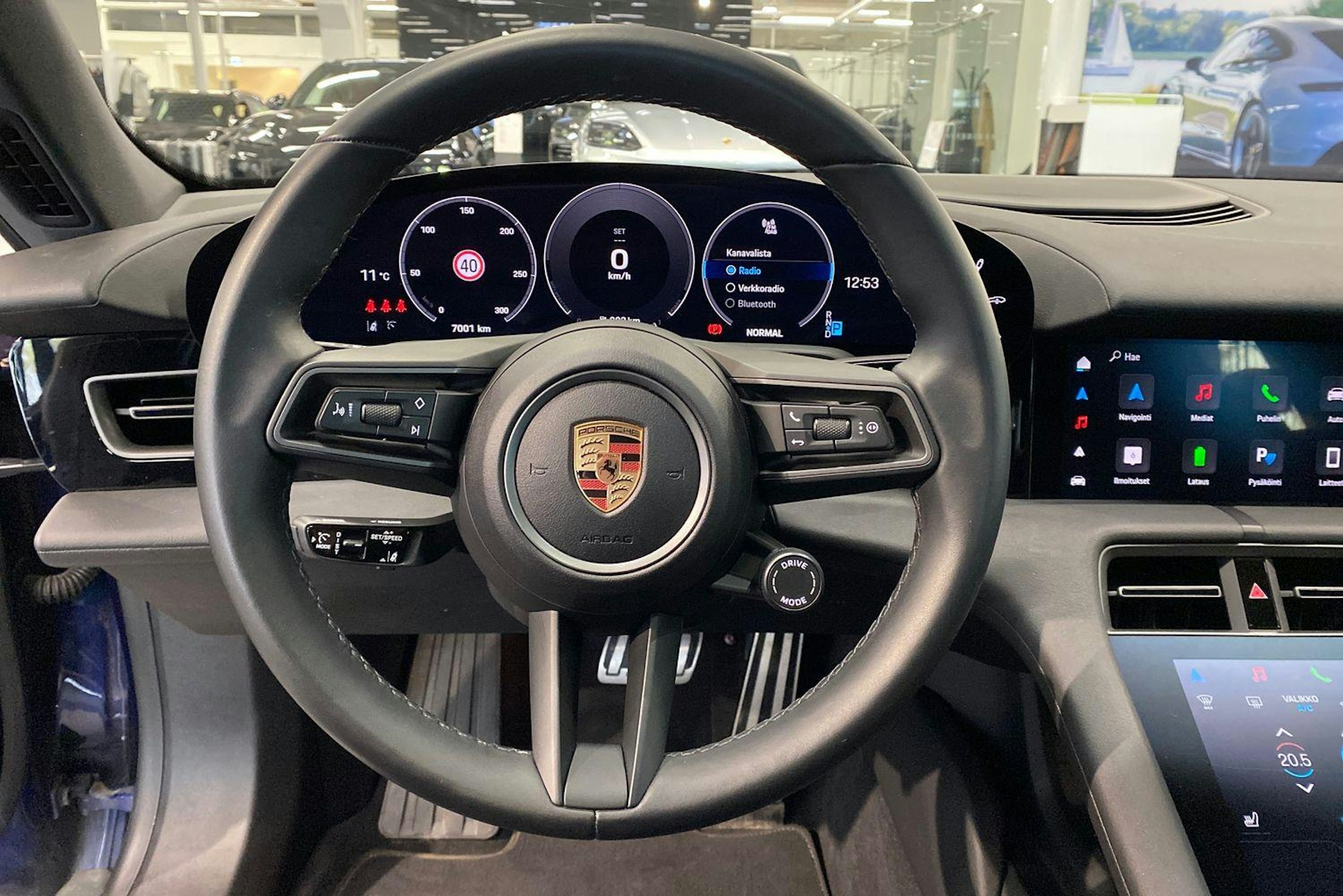 sininen Porsche Taycan 2024 kuva 12.