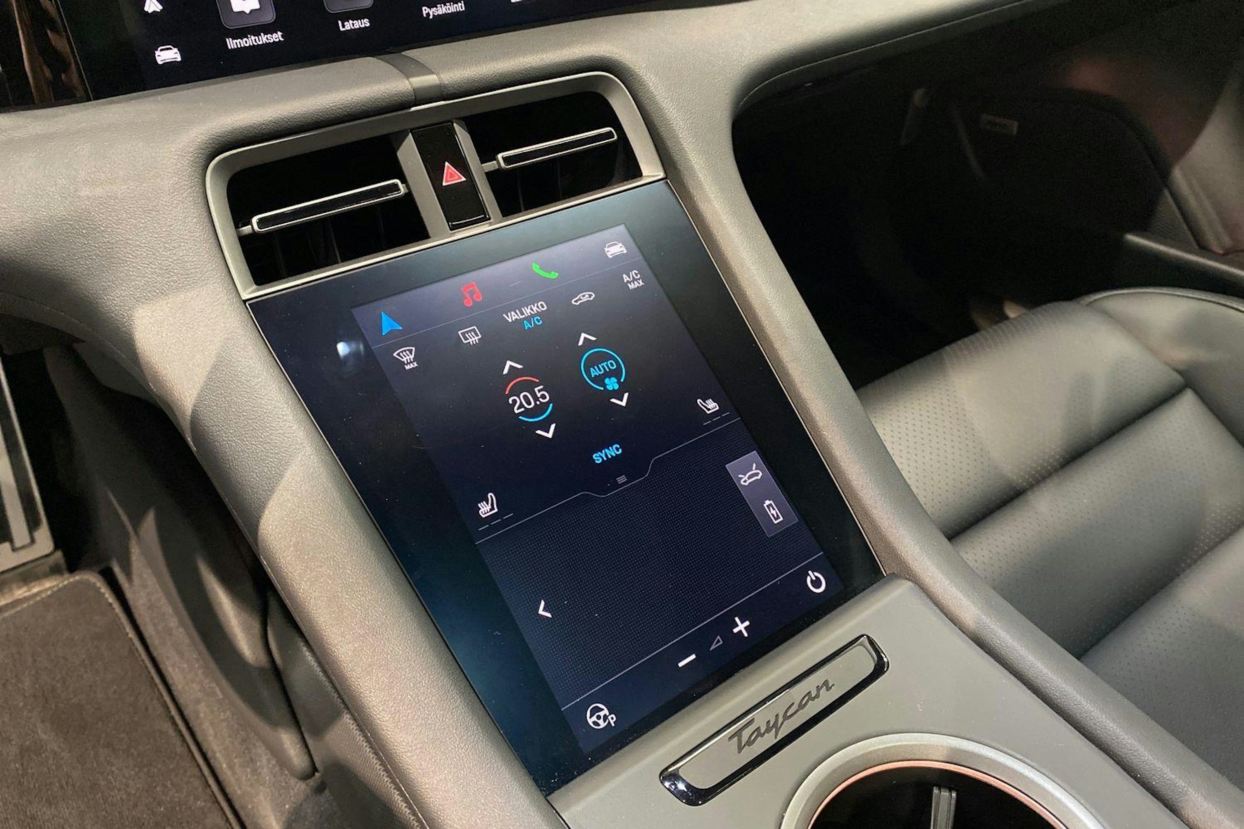 sininen Porsche Taycan 2024 kuva 13.