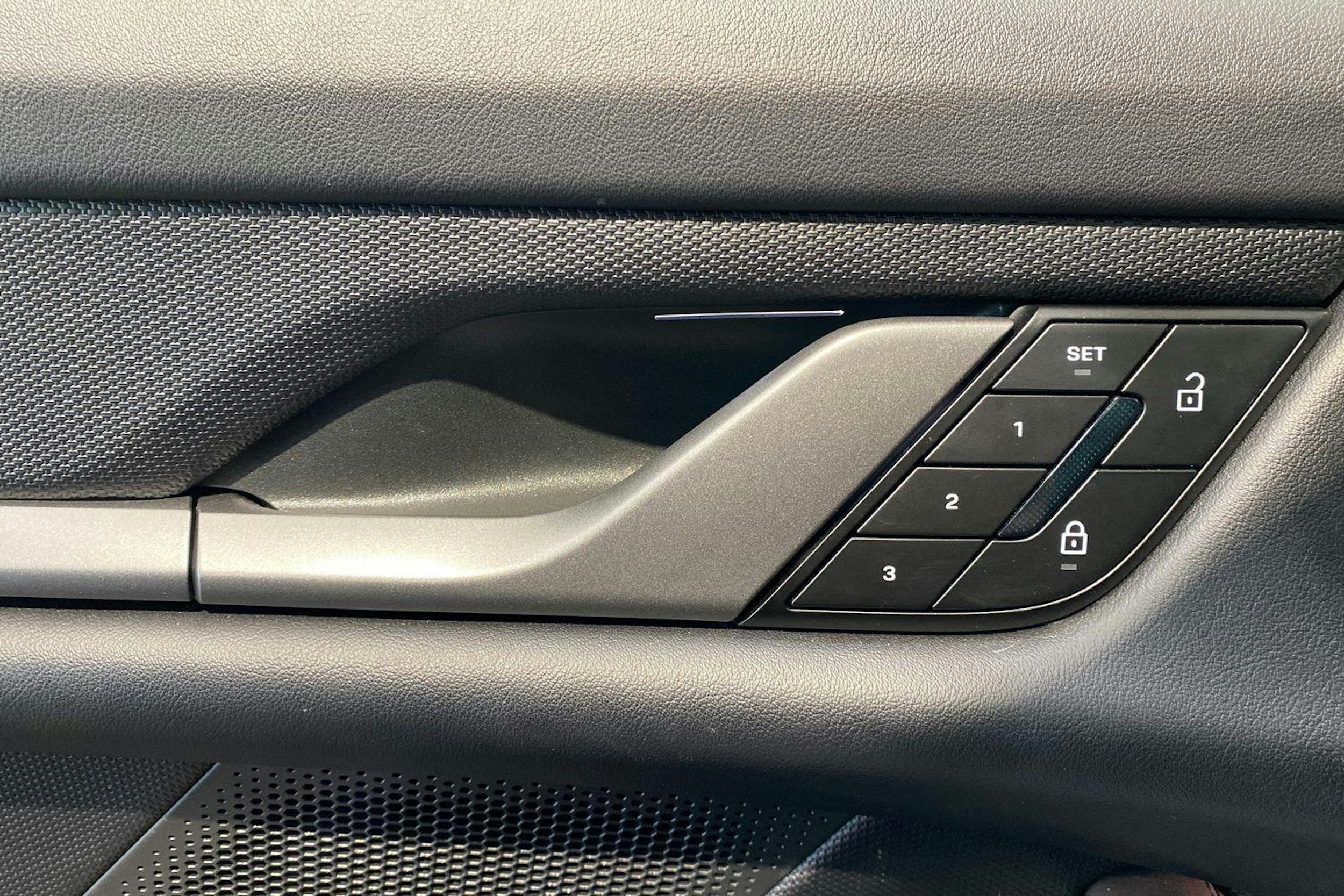 sininen Porsche Taycan 2024 kuva 19.